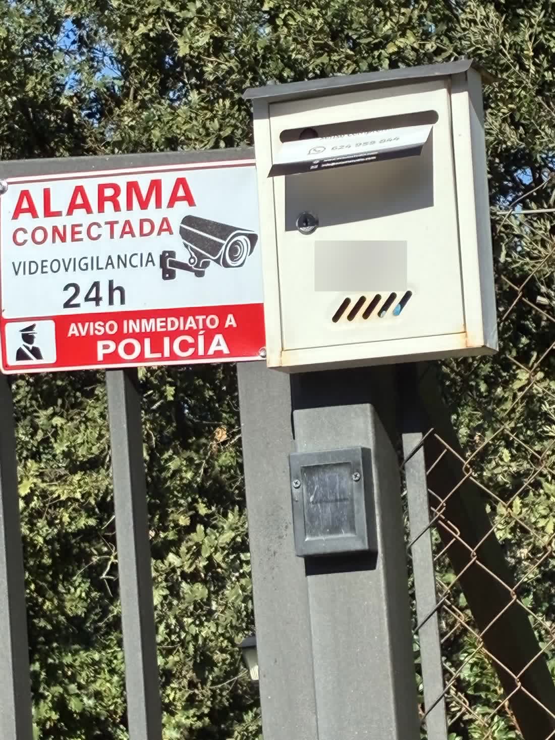 Buzón de una casa de la urbanización Puig Ventós de Vidreres con el flyer dentro