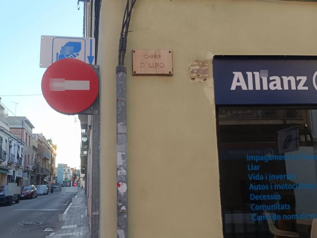 Placa del Carrer d'Iluro de Mataró, una de las calles del reparto