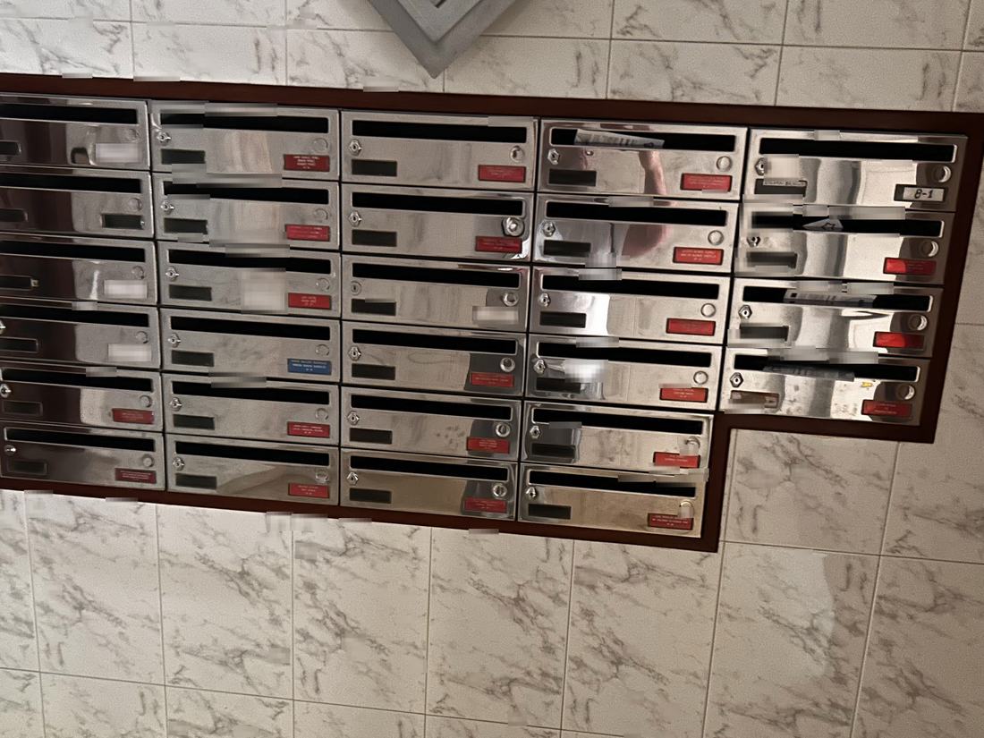 Bloque de buzones de acero en el vestíbulo de una escalera de vecinos